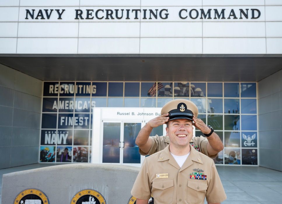 File:More than 100 U.S. Sailors from Navy Region Midwest, Navy Recruiting  Chicago and Naval Station