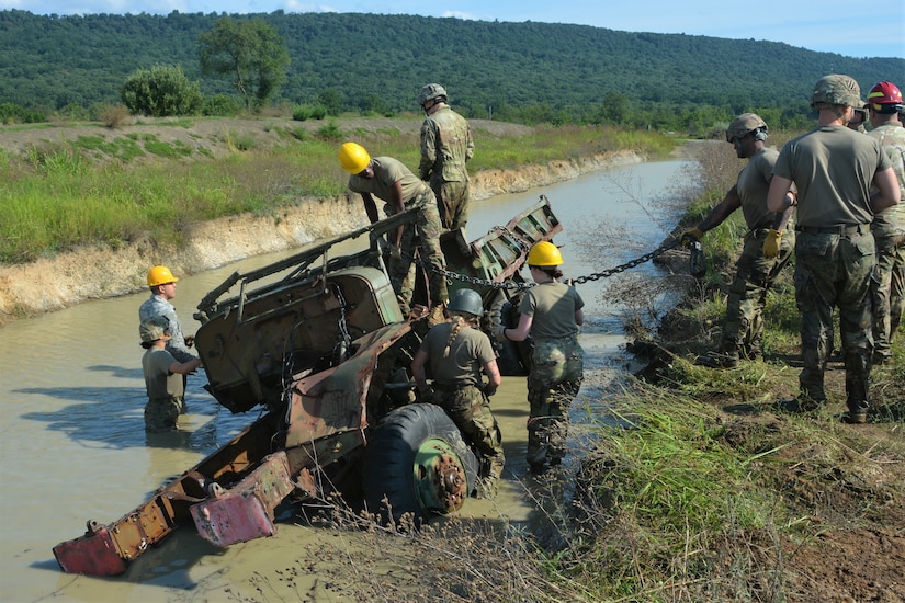 Soldiers attending the towing and recovery specialist course at the U.S. Army Reserve’s Regional Training Site – Maintenance at Fort Indiantown Gap conduct vehicle recovery training at FTIG’s mire pit on Aug. 22, 2023. The class included active-duty, Army Reserve and National Guard Soldiers. (Pennsylvania National Guard photo by Brad Rhen)