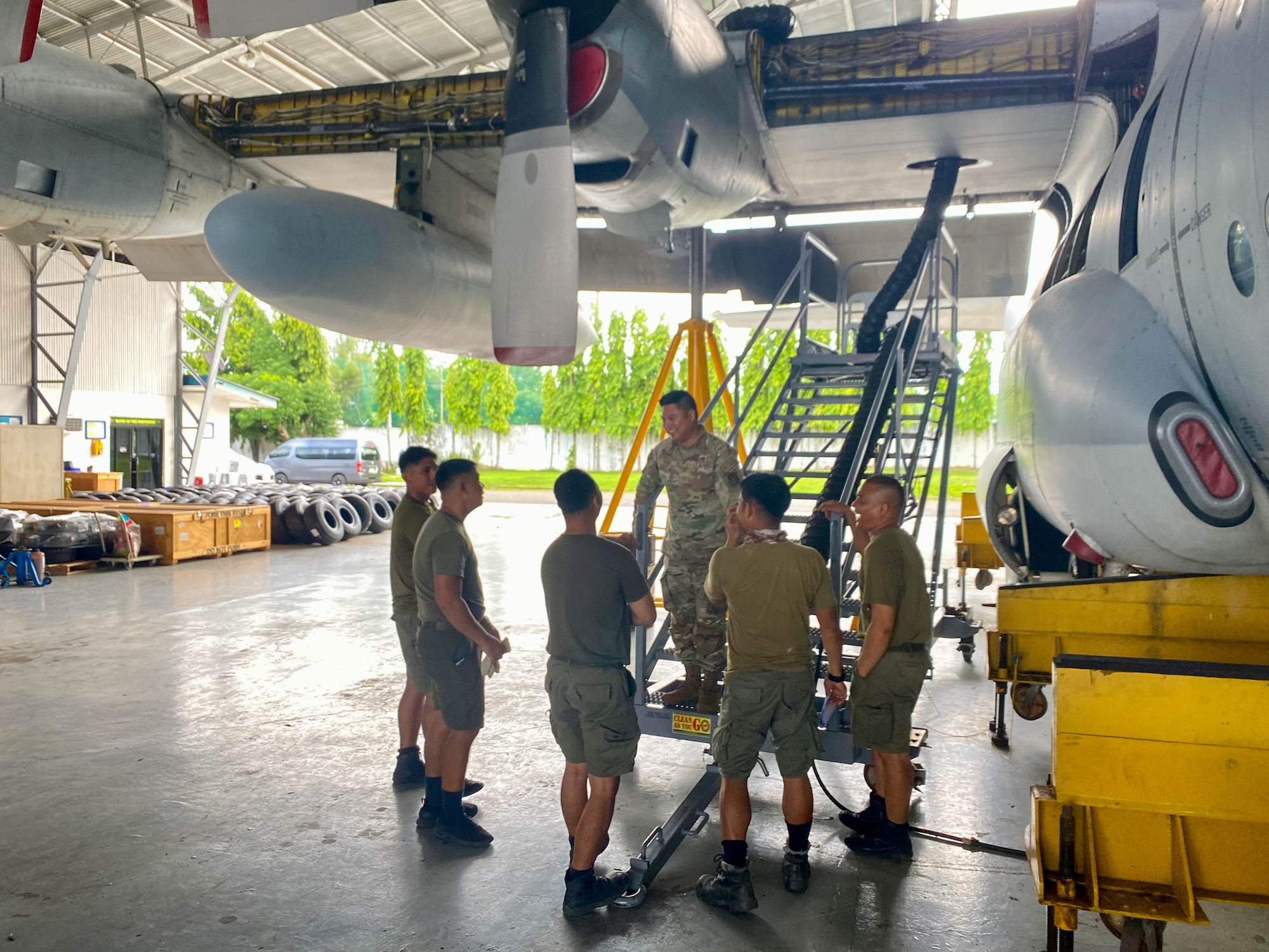 An American military member speaks to members of the Philippine Air Force.