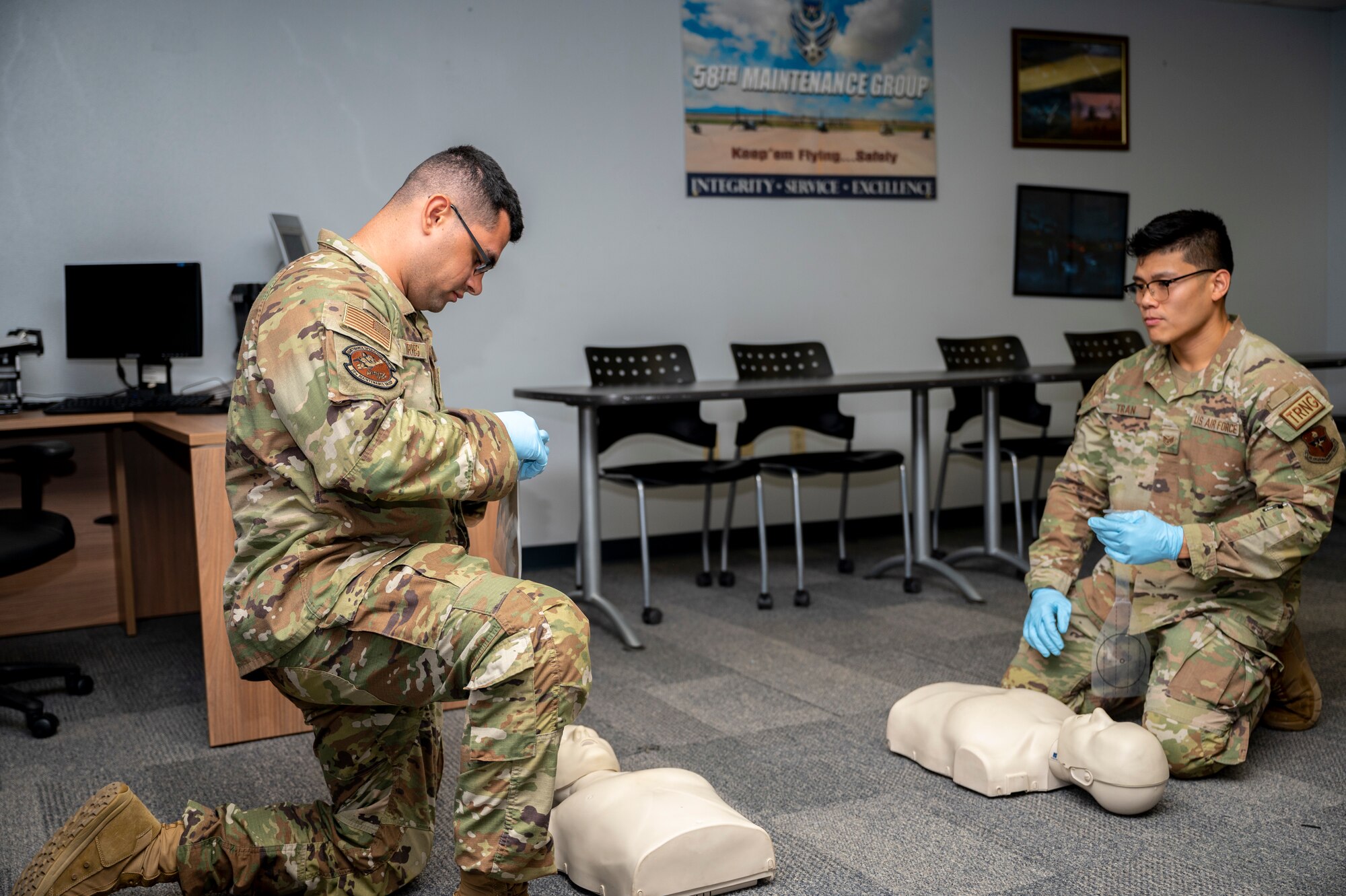 Man demonstrates TCCC to student