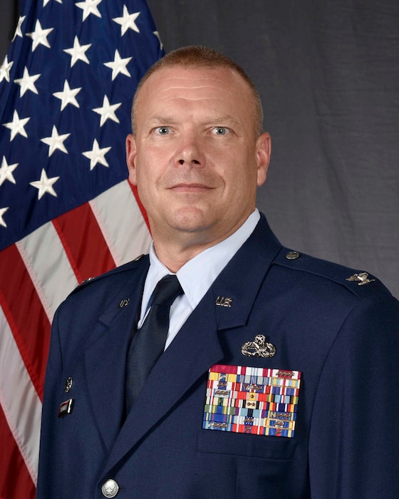 Official biography photo for 18 MXG/CC Col Schwinler
