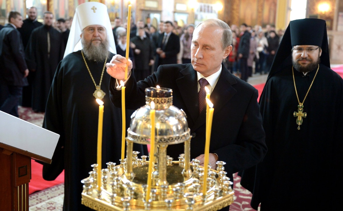 Vladimir Putin visits Holy Dormition Cathedral in 2015