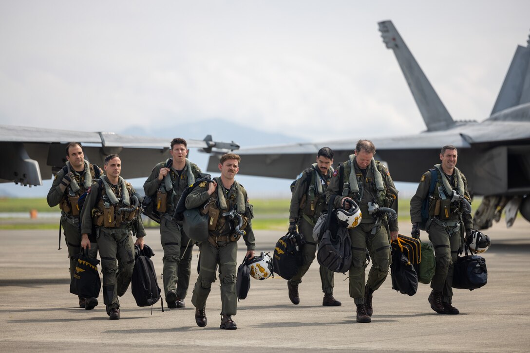 8月24日、米海兵隊岩国航空基地に帰還した第5空母航空団（CVW-5）、第27戦闘攻撃飛行隊（VFA-27）所属の米海軍F/A-18スーパーホーネットのパイロット。米海軍航空母艦ロナルド・レーガン（CVN-76）での直近の展開を完了して帰還したCVW-5は、展開中、自由で開かれたインド太平洋を支援する任務を遂行しながら、米軍と同盟国を防衛する航空兵力を提供した。（写真：ケイラ・トンプソン伍長）