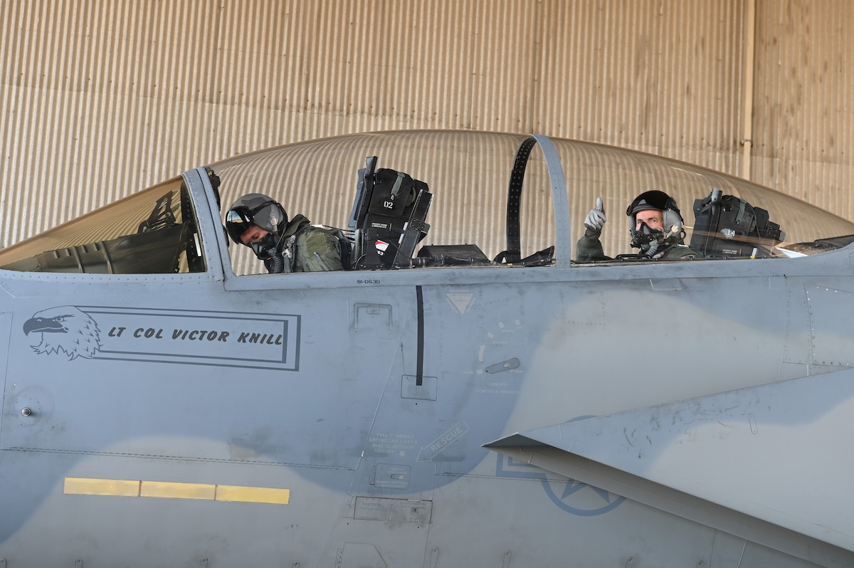 two pilots in F-15