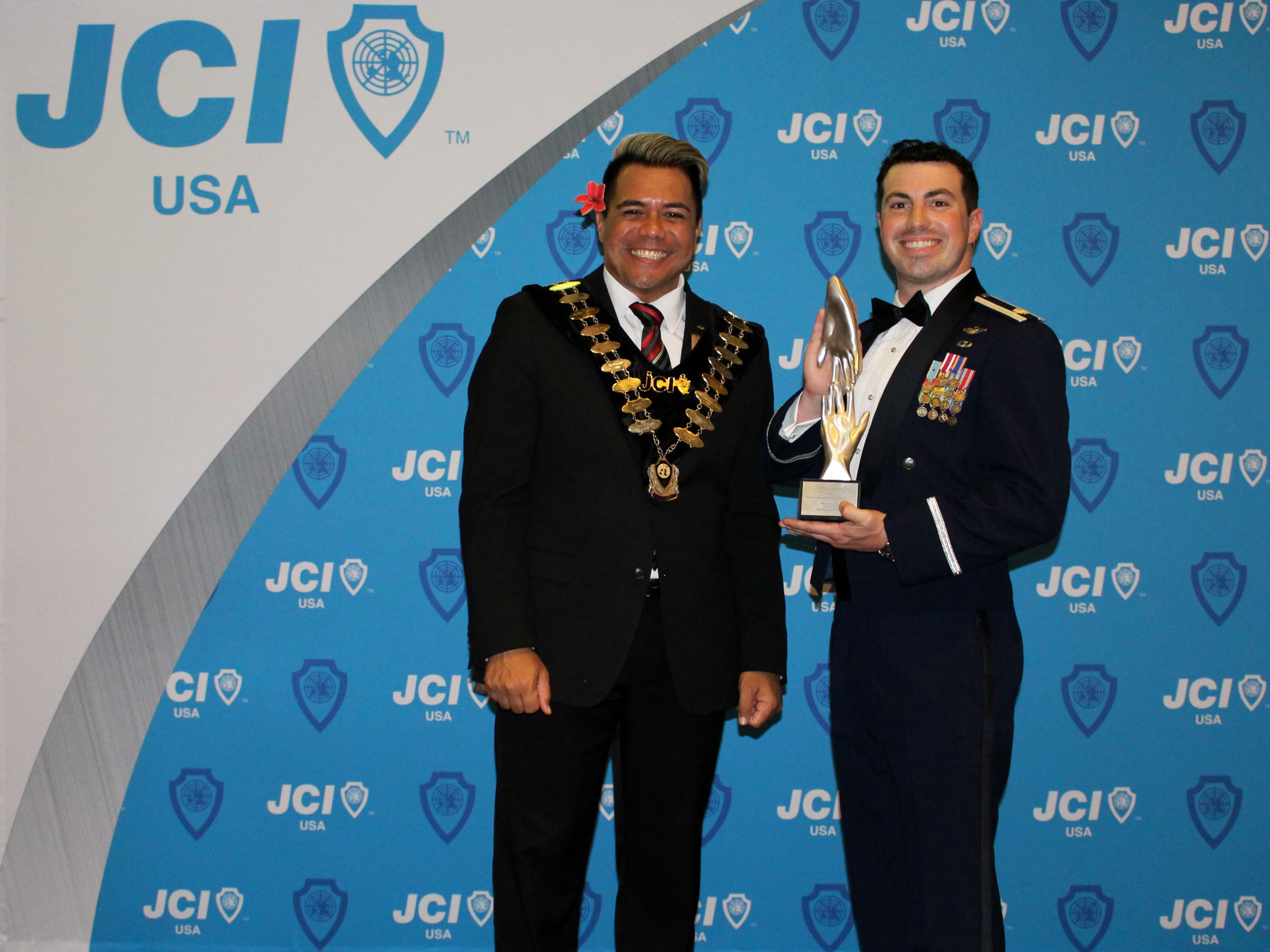 アメリカ軍　Award of Excellence チャレンジ Shane Sweetnam Takes Aim at American Gold Cup Hat Trick - Traverse