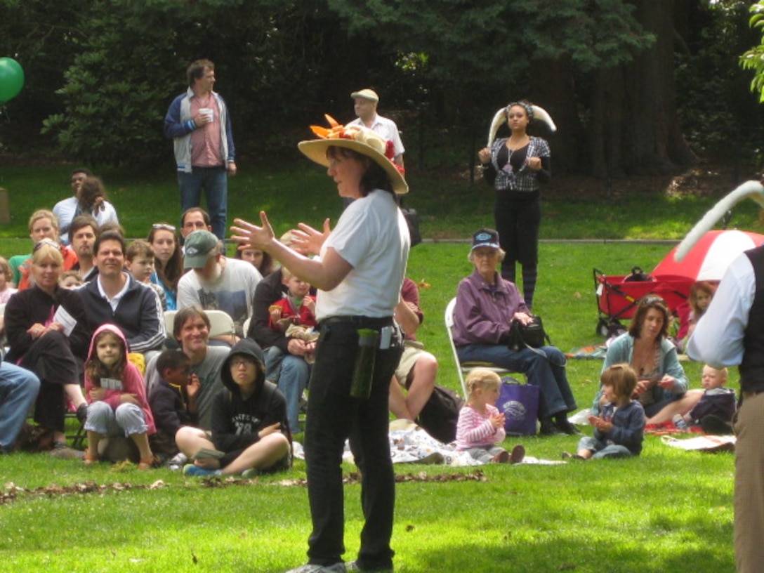 Park ranger talking to a crowd at the English S. English Jr. Botanical Garden.