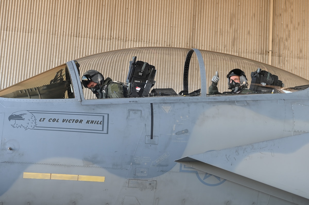two pilots in F-15