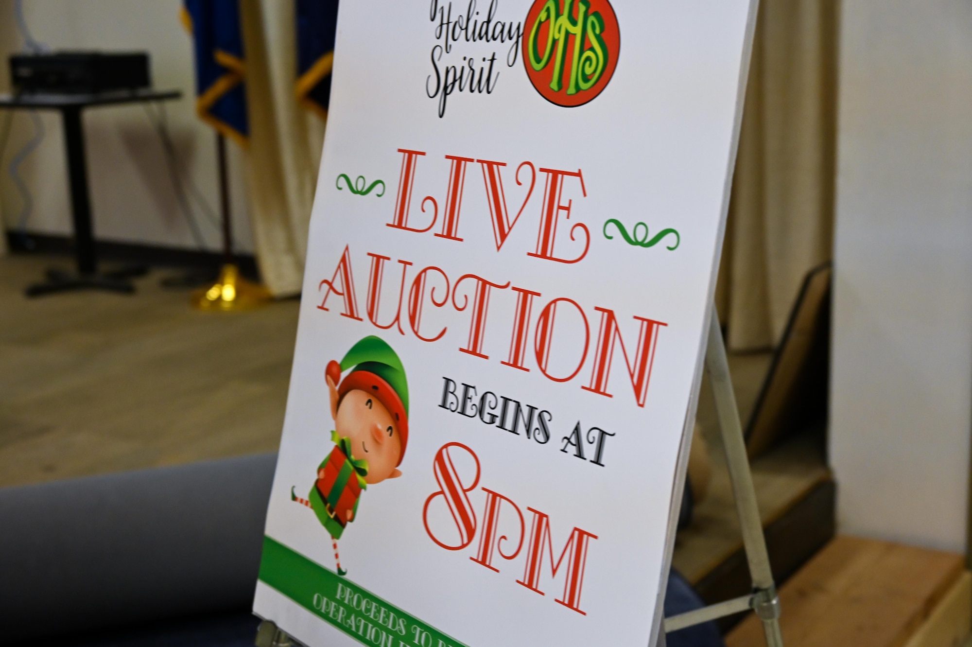 Live auction begins at 8 pm sign