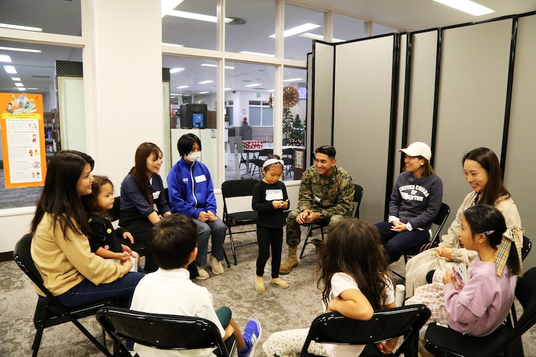 北風が肌寒い１１月末、海兵隊キャンプ・フォスター図書館で子供たちの楽しい声と日本語と英語が飛び交う、二か国語交流会が開催されました。
毎月行われるこの二か国語交流会は、日本語を学びたい参加者と英語を学びたい参加者が互いの言葉を教えあい、そして相互理解を深め、お互いの国の文化や習慣を学ぶために開催されています。