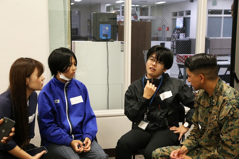 北風が肌寒い１１月末、海兵隊キャンプ・フォスター図書館で子供たちの楽しい声と日本語と英語が飛び交う、二か国語交流会が開催されました。
毎月行われるこの二か国語交流会は、日本語を学びたい参加者と英語を学びたい参加者が互いの言葉を教えあい、そして相互理解を深め、お互いの国の文化や習慣を学ぶために開催されています。