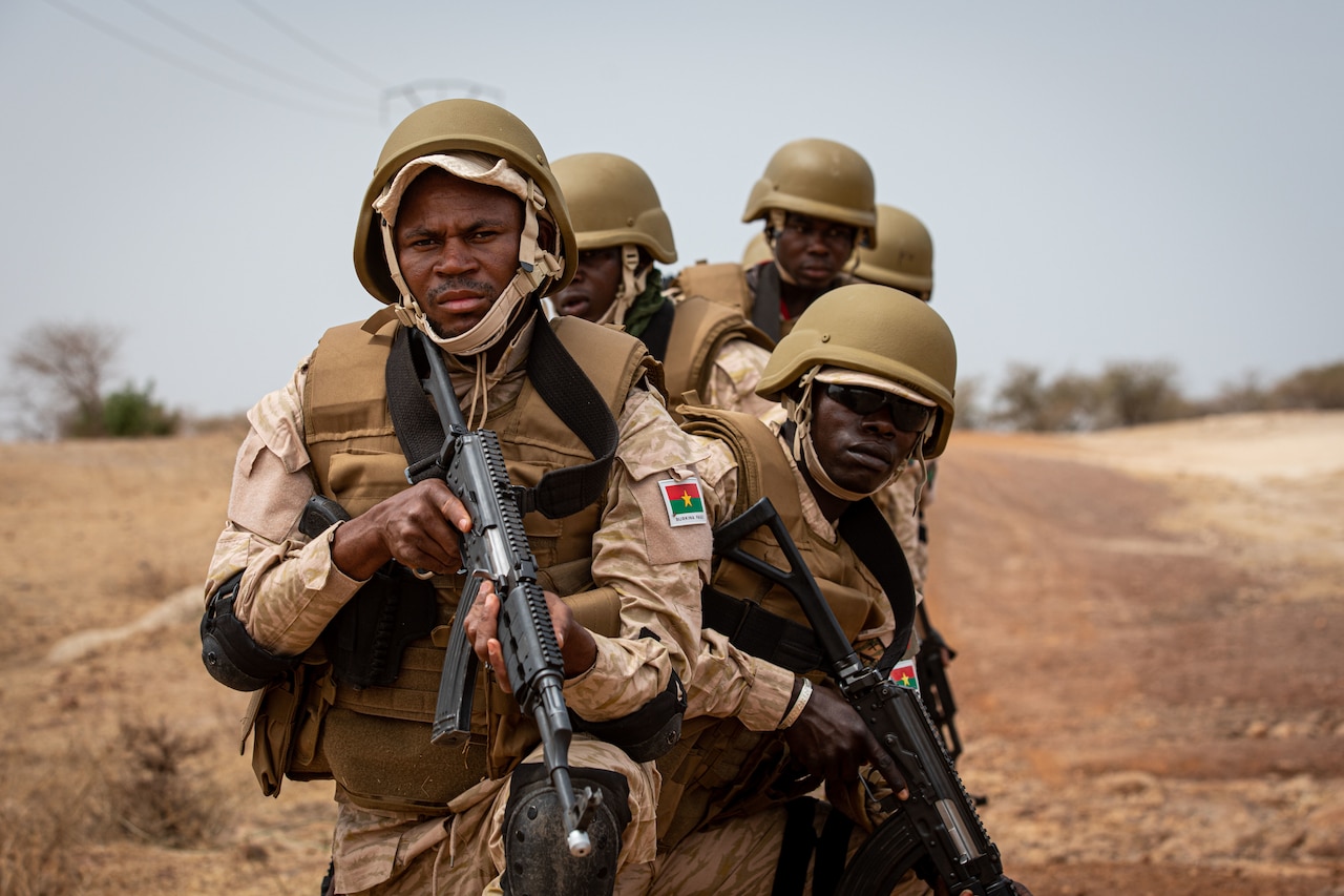 Soldiers train with guns.