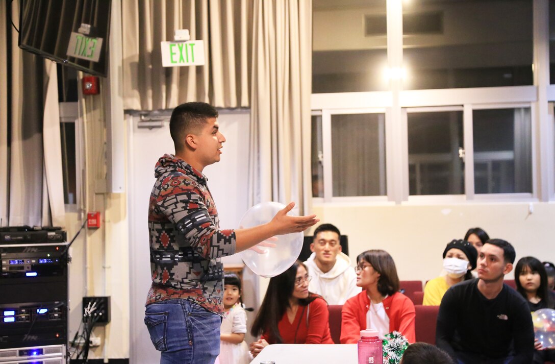 感謝祭も終わり、クリスマスのデコレーションが目立ち始めた１２月５日、たくさんの人々が普天間航空基地のチャペルに集い、英会話クラス恒例のクリスマス会に参加しました。