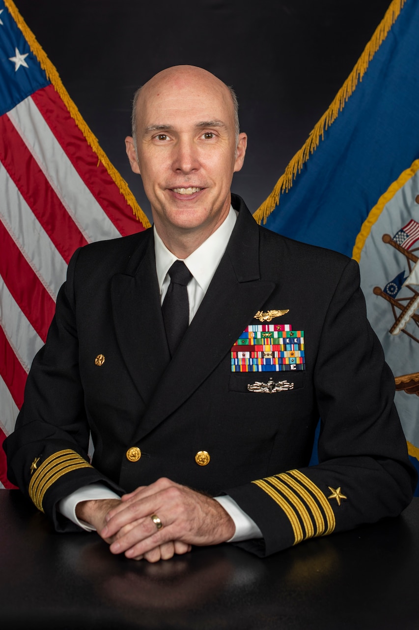 Official studio photo of Capt. Thomas Lovett, Chief of Staff, Carrier Strike Group (CSG) 8