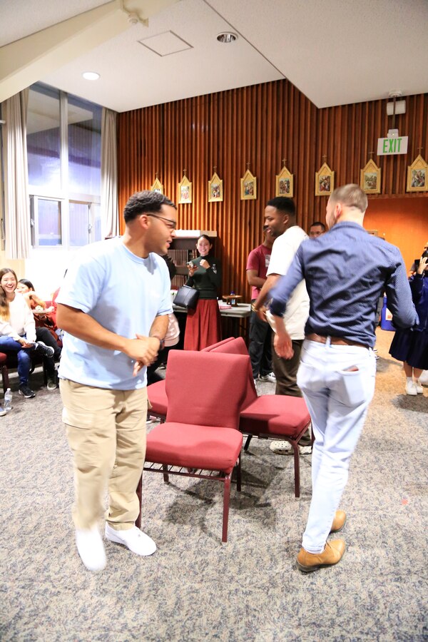 感謝祭も終わり、クリスマスのデコレーションが目立ち始めた１２月５日、たくさんの人々が普天間航空基地のチャペルに集い、英会話クラス恒例のクリスマス会に参加しました。