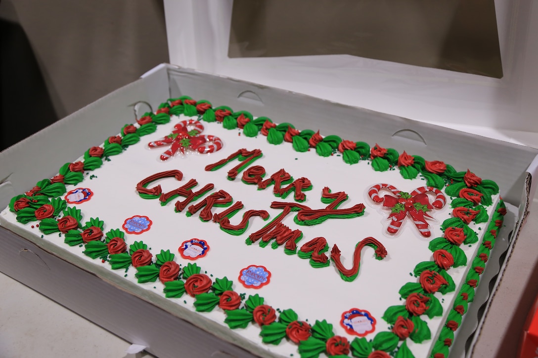 感謝祭も終わり、クリスマスのデコレーションが目立ち始めた１２月５日、たくさんの人々が普天間航空基地のチャペルに集い、英会話クラス恒例のクリスマス会に参加しました。