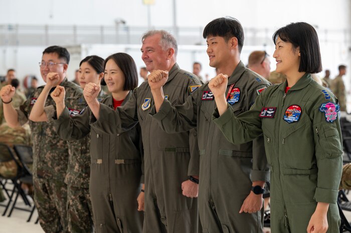 Group photo of U.S. Air Force and Republic of Korea Air Force airmen