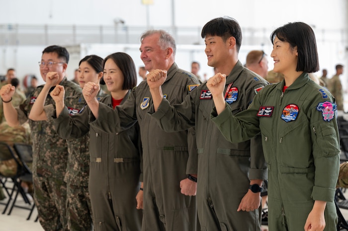 Group photo of U.S. Air Force and Republic of Korea Air Force airmen