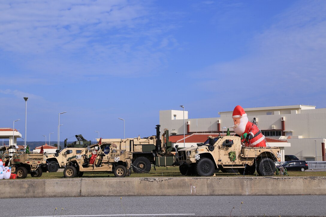 夏日の１２月９日、名護市の海兵隊キャンプ・シュワブに辺野古周辺の子供たち２８０名ほどがクリスマス会に招待され、美味しいランチとプレゼントをサンタから貰い楽しいひと時を過ごしました。