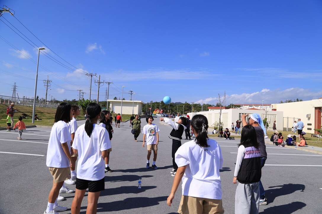 夏日の１２月９日、名護市の海兵隊キャンプ・シュワブに辺野古周辺の子供たち２８０名ほどがクリスマス会に招待され、美味しいランチとプレゼントをサンタから貰い楽しいひと時を過ごしました。