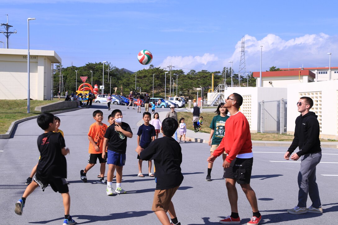 夏日の１２月９日、名護市の海兵隊キャンプ・シュワブに辺野古周辺の子供たち２８０名ほどがクリスマス会に招待され、美味しいランチとプレゼントをサンタから貰い楽しいひと時を過ごしました。