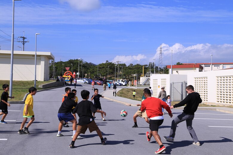 夏日の１２月９日、名護市の海兵隊キャンプ・シュワブに辺野古周辺の子供たち２８０名ほどがクリスマス会に招待され、美味しいランチとプレゼントをサンタから貰い楽しいひと時を過ごしました。
