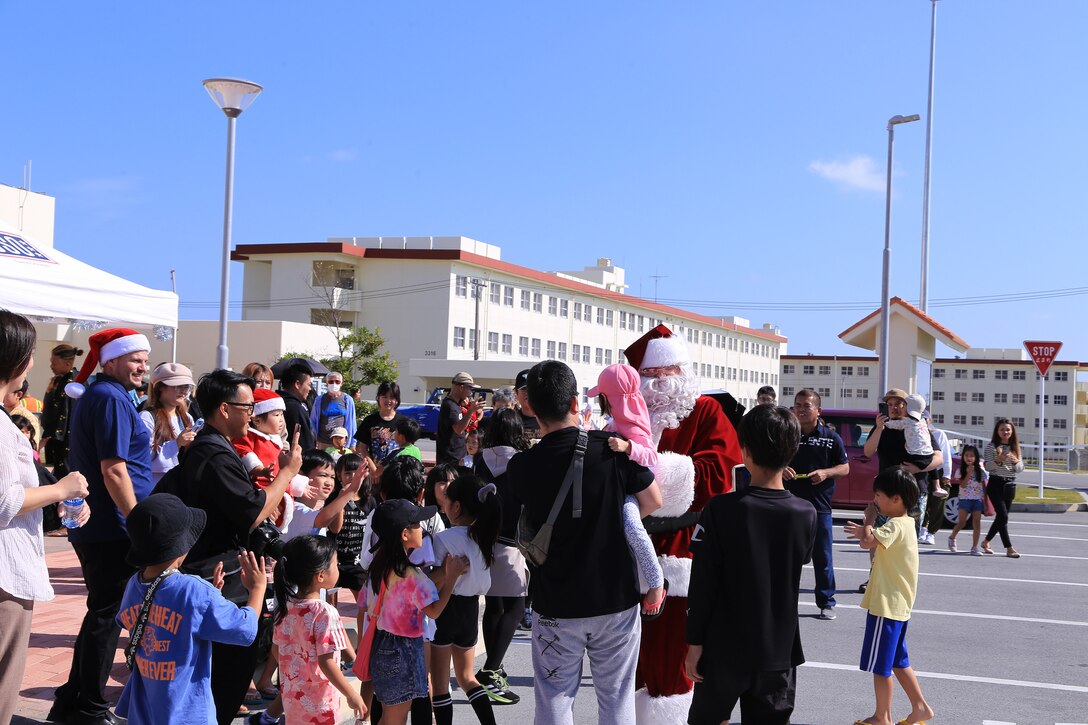夏日の１２月９日、名護市の海兵隊キャンプ・シュワブに辺野古周辺の子供たち２８０名ほどがクリスマス会に招待され、美味しいランチとプレゼントをサンタから貰い楽しいひと時を過ごしました。