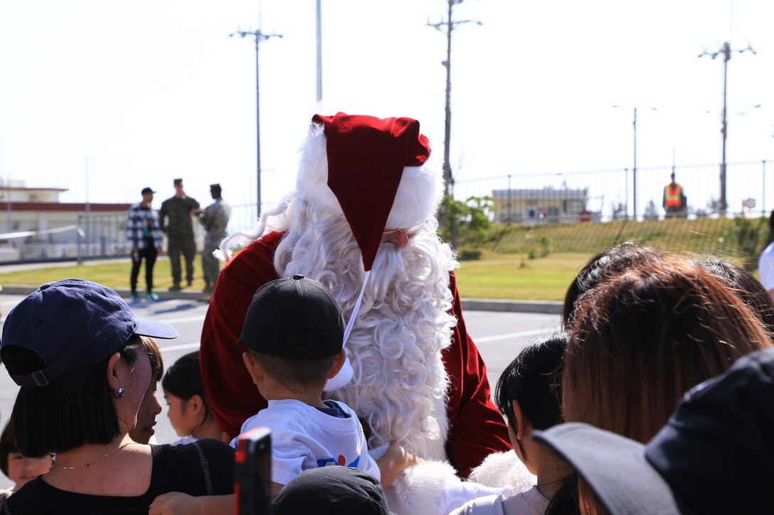 夏日の１２月９日、名護市の海兵隊キャンプ・シュワブに辺野古周辺の子供たち２８０名ほどがクリスマス会に招待され、美味しいランチとプレゼントをサンタから貰い楽しいひと時を過ごしました。