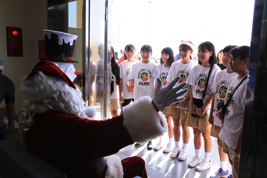 夏日の１２月９日、名護市の海兵隊キャンプ・シュワブに辺野古周辺の子供たち２８０名ほどがクリスマス会に招待され、美味しいランチとプレゼントをサンタから貰い楽しいひと時を過ごしました。