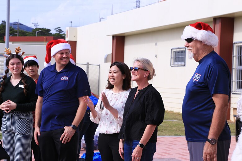夏日の１２月９日、名護市の海兵隊キャンプ・シュワブに辺野古周辺の子供たち２８０名ほどがクリスマス会に招待され、美味しいランチとプレゼントをサンタから貰い楽しいひと時を過ごしました。