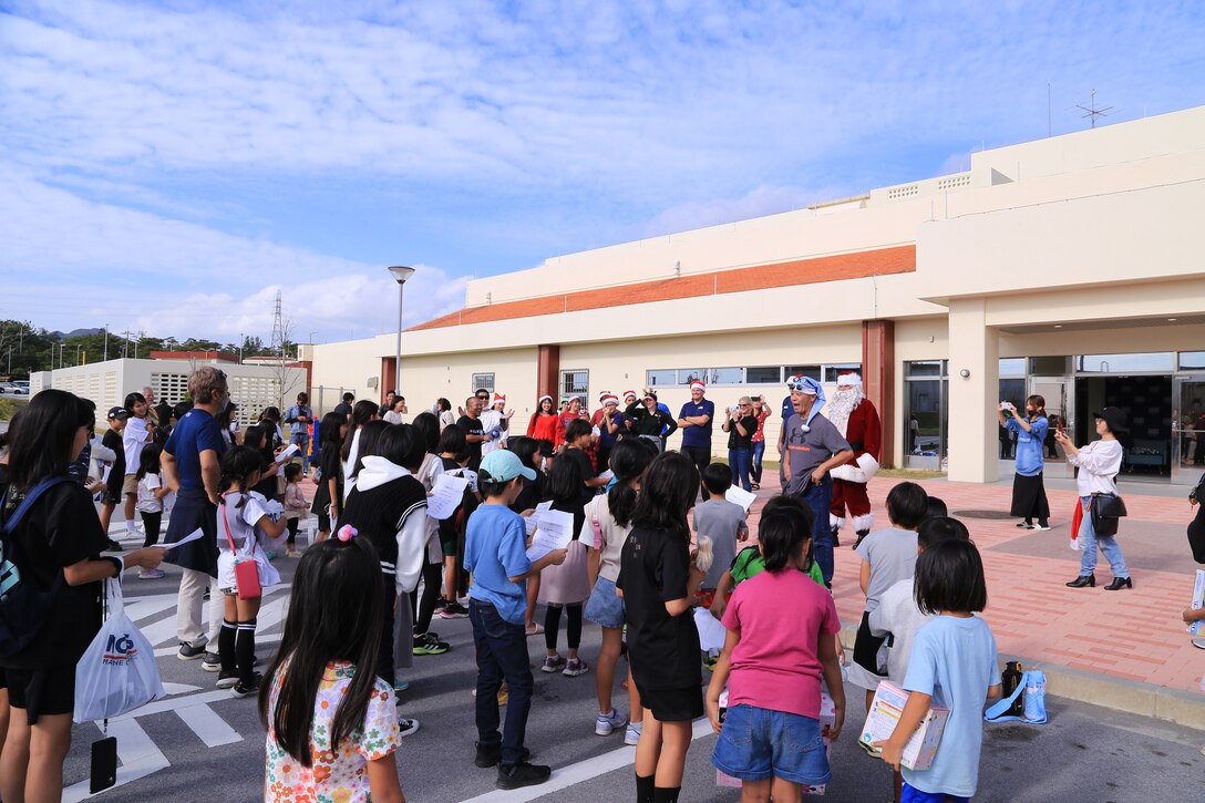 夏日の１２月９日、名護市の海兵隊キャンプ・シュワブに辺野古周辺の子供たち２８０名ほどがクリスマス会に招待され、美味しいランチとプレゼントをサンタから貰い楽しいひと時を過ごしました。