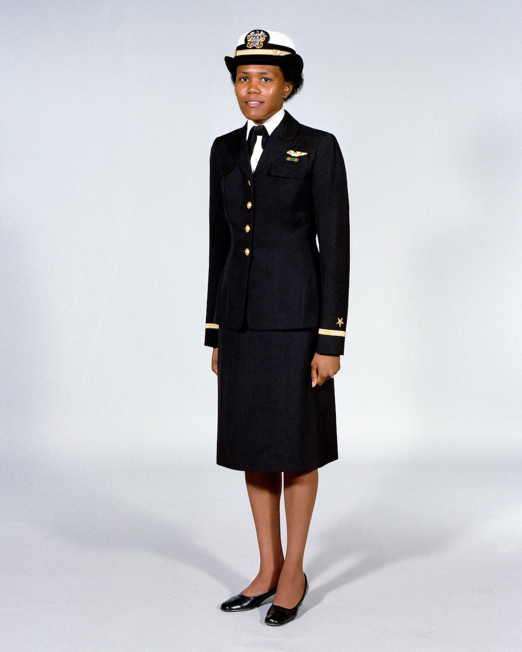 Female service dress uniform for officers, 1984. Note the gold buttons that distinguish the officer from lower-grade enlisted Sailors, who wore silver buttons.