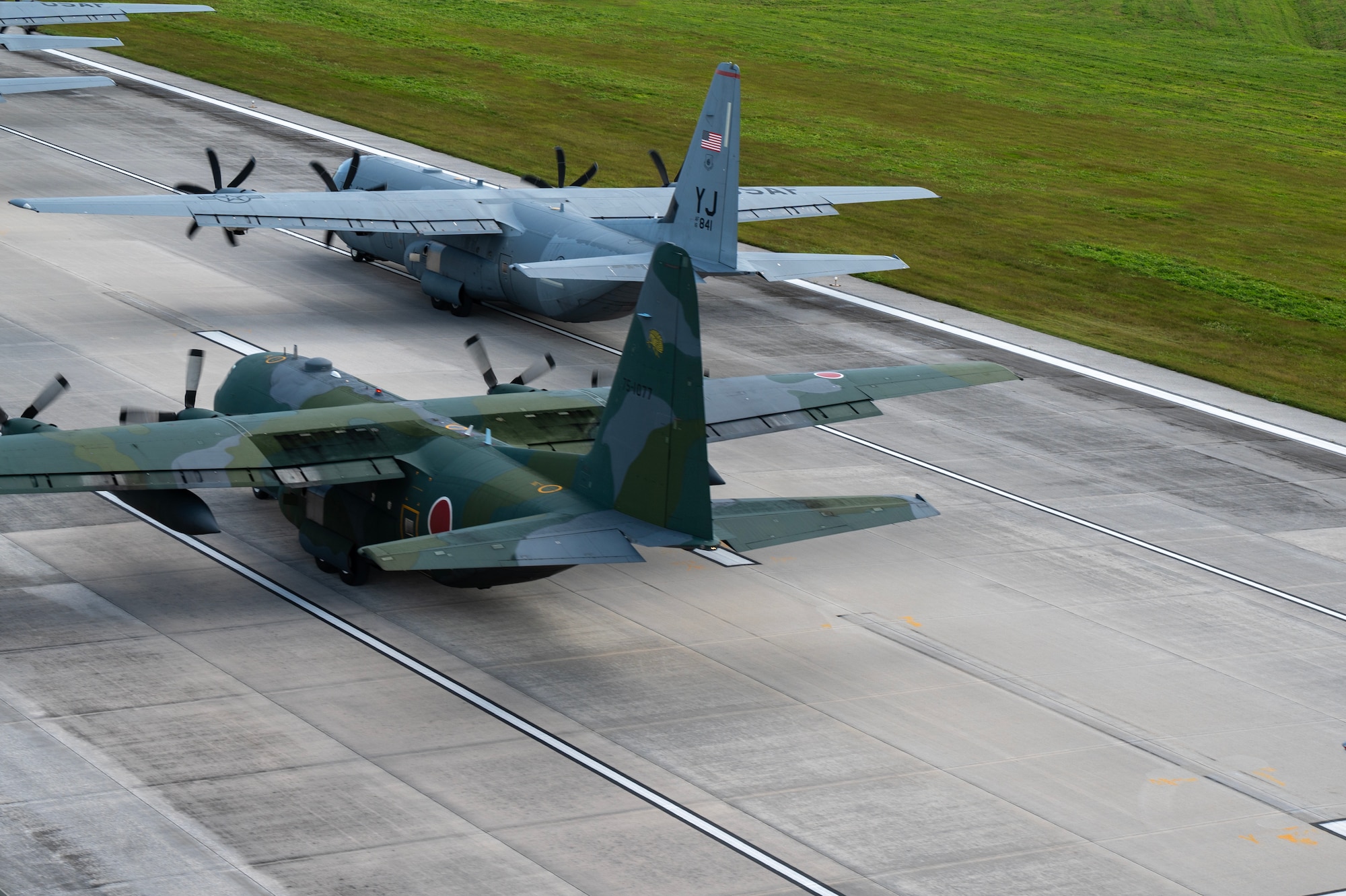 Photo of Cargo aircraft from Japan, U.S., Canada, and the Republic of Korea prepare to take off together in the pacific.