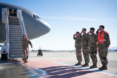 Airmen salutes a commaner