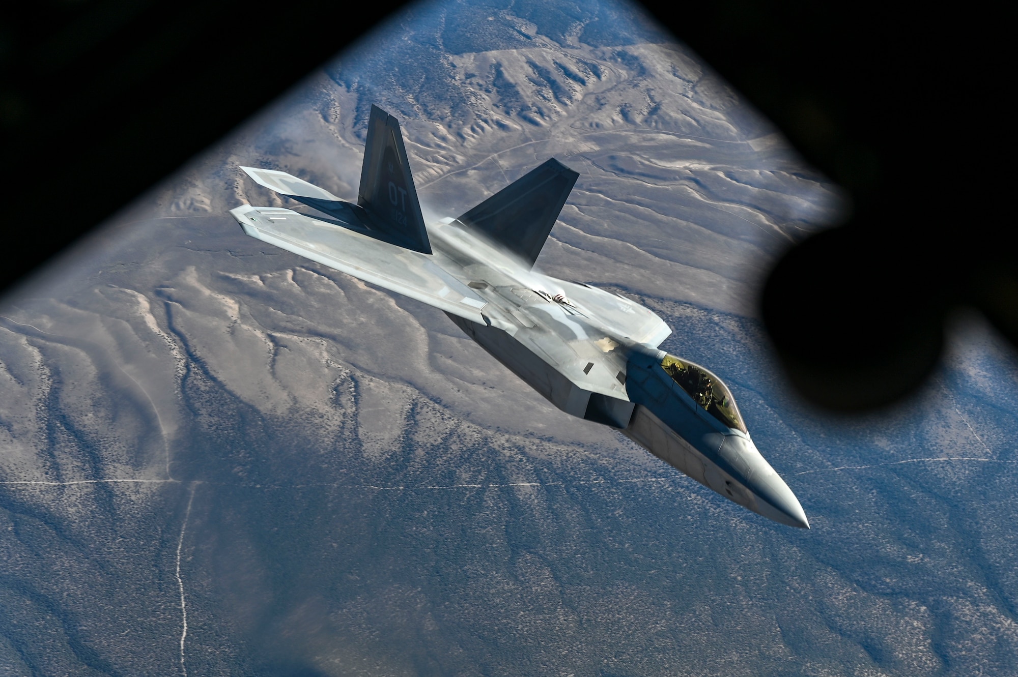 F-22 flys