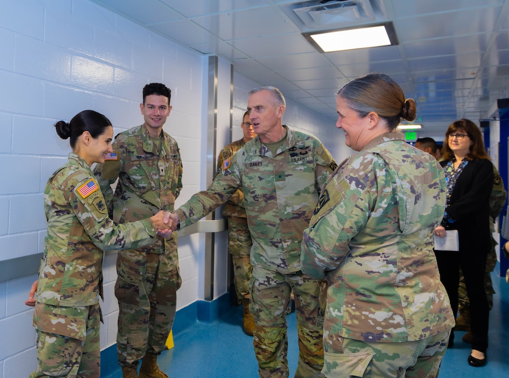 General meets with soldiers at Walter Reed Army Institute of Research.