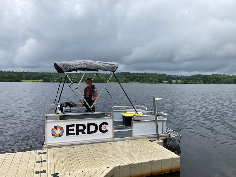 Image of ERDC CyanoSTUNTM vessel during operation