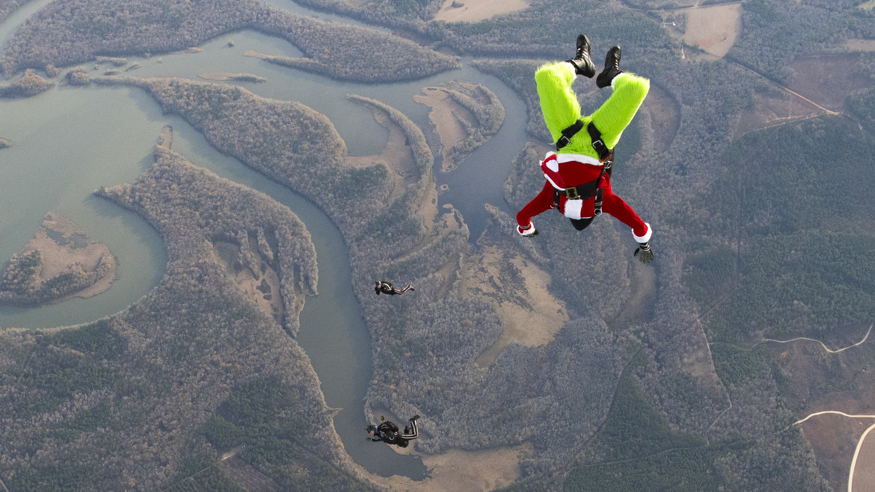 Dobbins Airmen help Army paratroopers jump into holidays > Dobbins Air  Reserve Base > Article Display