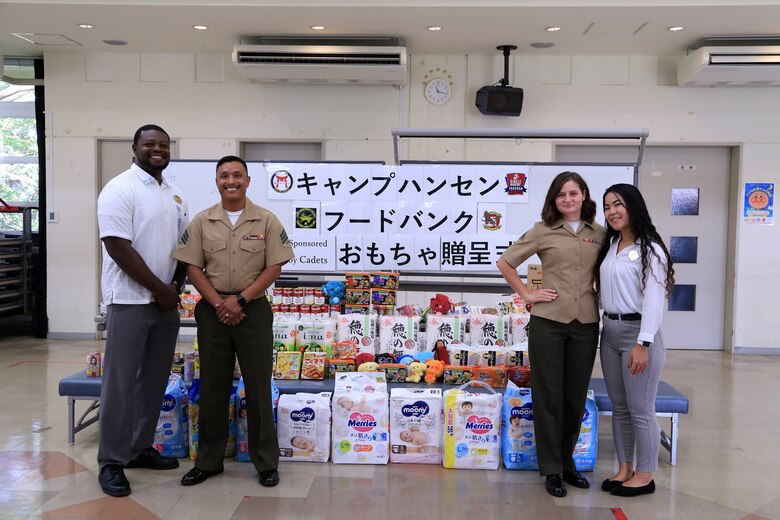 海兵隊キャンプ・ハンセンの海兵隊員たちが集めた食料品や日用品を地元金武町社会福祉協議会に１２月１３日に寄贈しました。