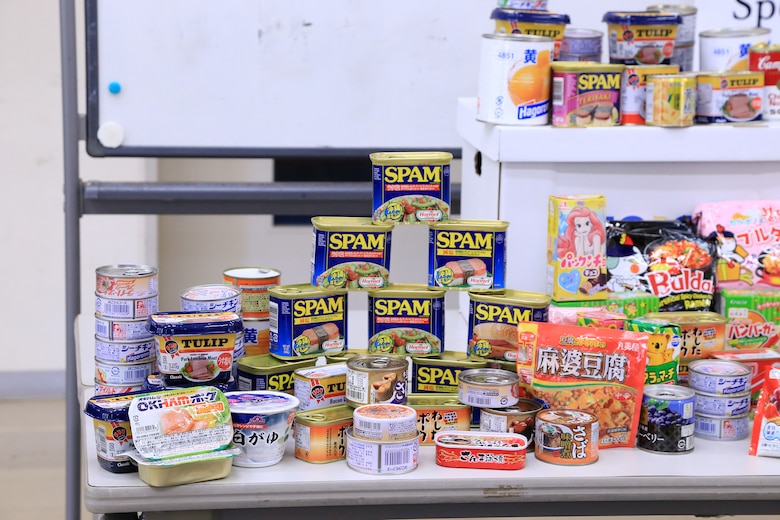 海兵隊キャンプ・ハンセンの海兵隊員たちが集めた食料品や日用品を地元金武町社会福祉協議会に１２月１３日に寄贈しました。