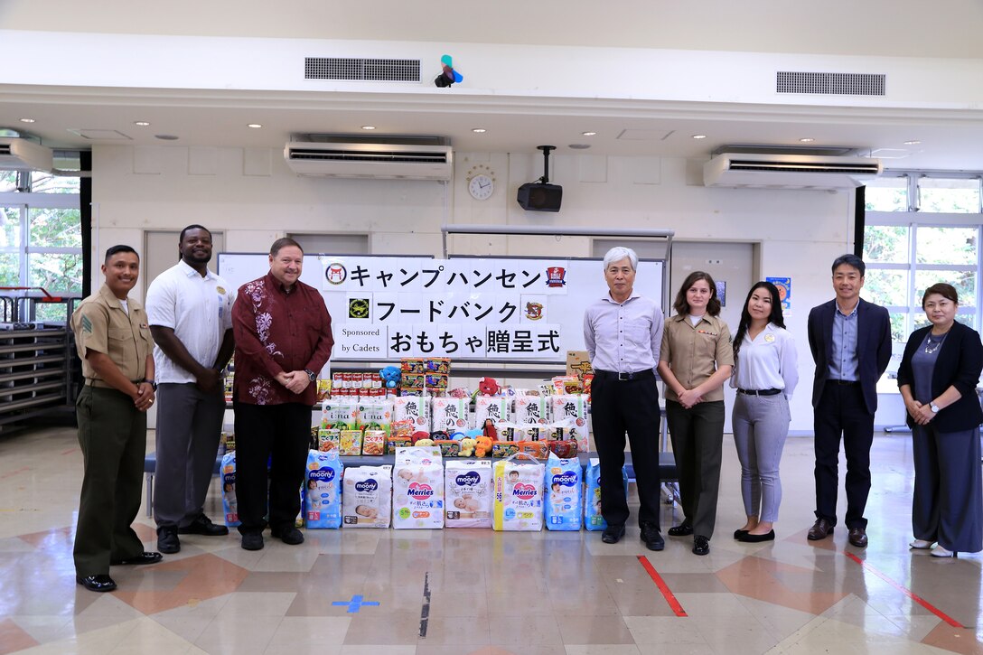 海兵隊キャンプ・ハンセンの海兵隊員たちが集めた食料品や日用品を地元金武町社会福祉協議会に１２月１３日に寄贈しました。