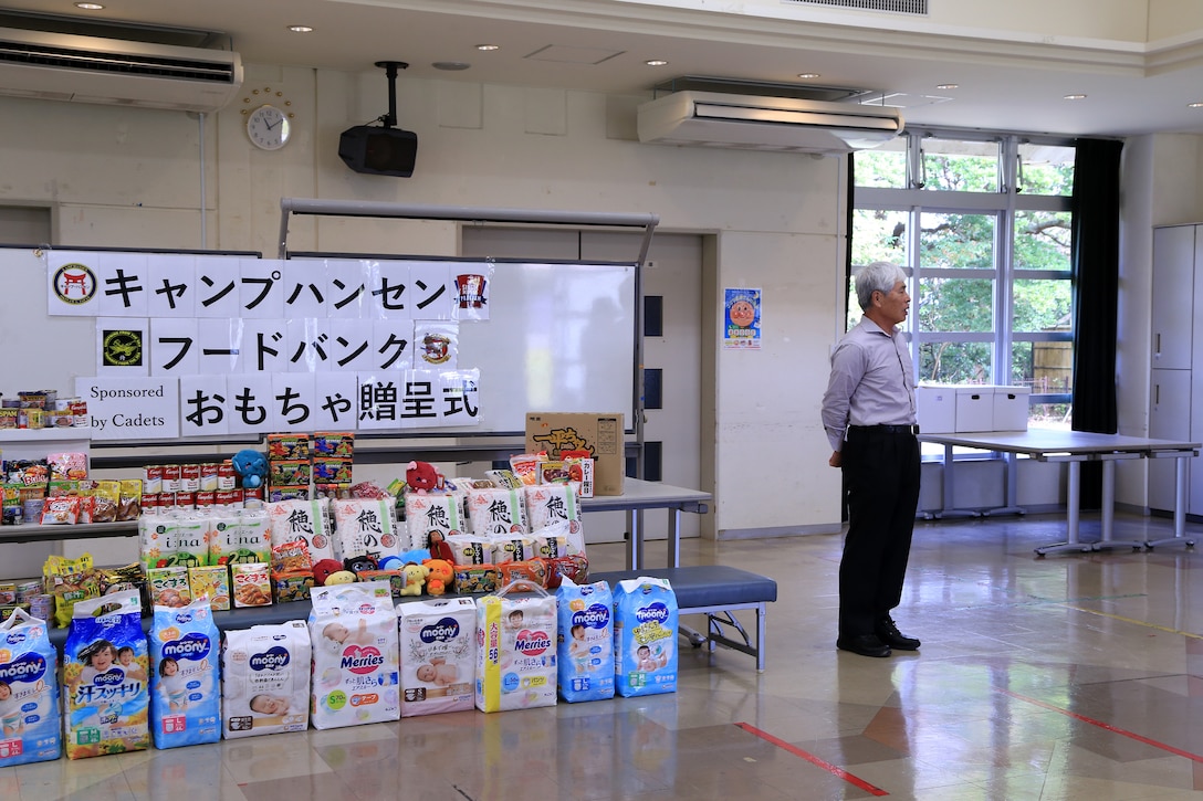 海兵隊キャンプ・ハンセンの海兵隊員たちが集めた食料品や日用品を地元金武町社会福祉協議会に１２月１３日に寄贈しました。