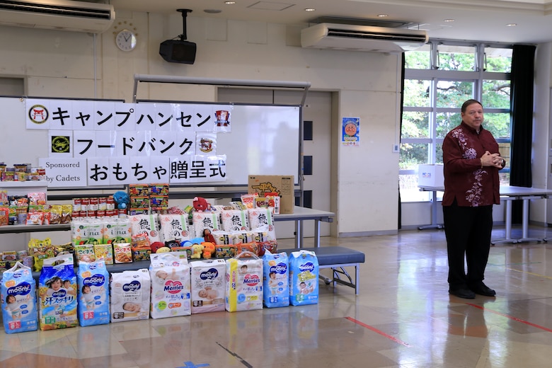 海兵隊キャンプ・ハンセンの海兵隊員たちが集めた食料品や日用品を地元金武町社会福祉協議会に１２月１３日に寄贈しました。