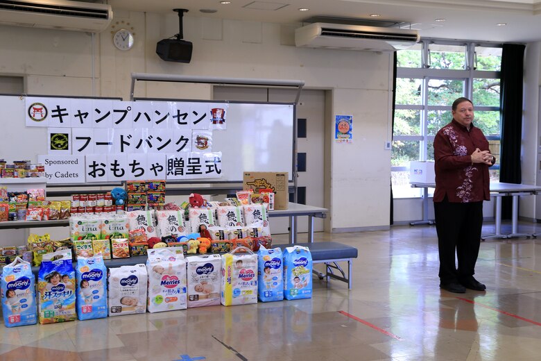 海兵隊キャンプ・ハンセンの海兵隊員たちが集めた食料品や日用品を地元金武町社会福祉協議会に１２月１３日に寄贈しました。