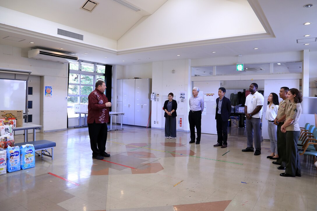 海兵隊キャンプ・ハンセンの海兵隊員たちが集めた食料品や日用品を地元金武町社会福祉協議会に１２月１３日に寄贈しました。