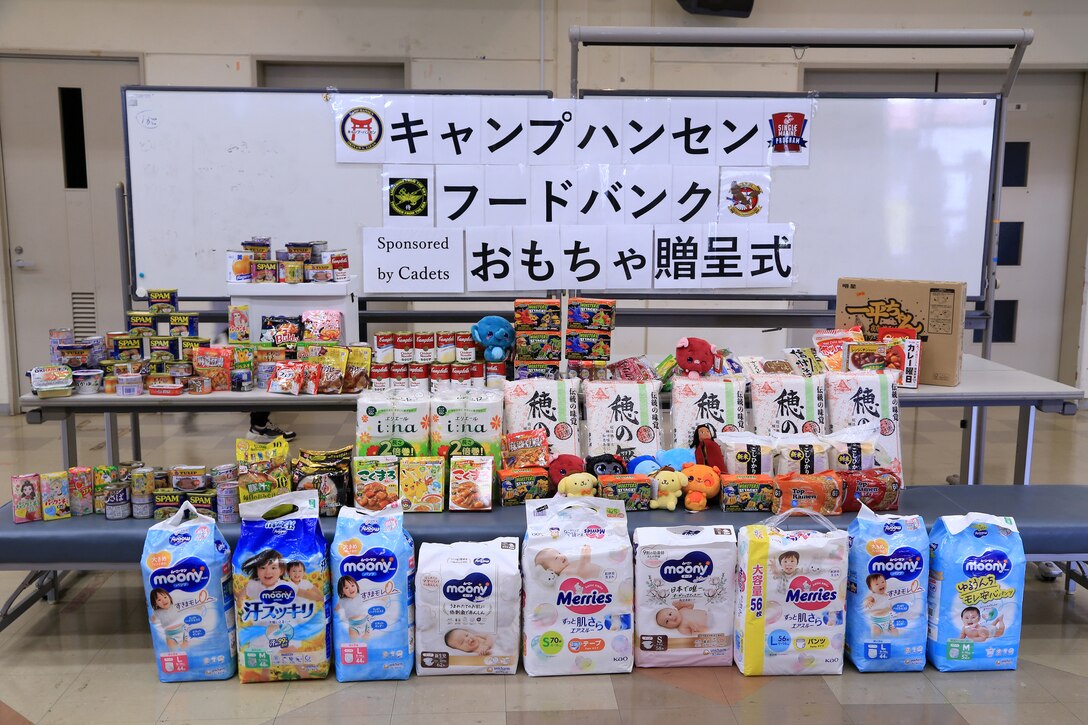 海兵隊キャンプ・ハンセンの海兵隊員たちが集めた食料品や日用品を地元金武町社会福祉協議会に１２月１３日に寄贈しました。