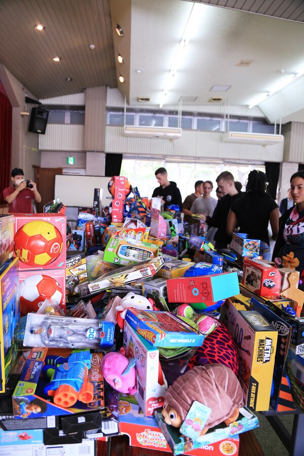 １２月１４日、米国防省教育部（DoDEA）クバサキ高校のJROTC（高校生に向けた予備役将校訓練課程）に所属するカデッツと呼ばれる士官の候補生たちが宜野湾市社会福祉センターにおもちゃを５００個寄贈しました。