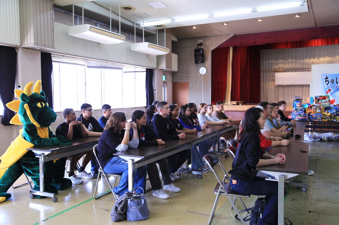 １２月１４日、米国防省教育部（DoDEA）クバサキ高校のJROTC（高校生に向けた予備役将校訓練課程）に所属するカデッツと呼ばれる士官の候補生たちが宜野湾市社会福祉センターにおもちゃを５００個寄贈しました。