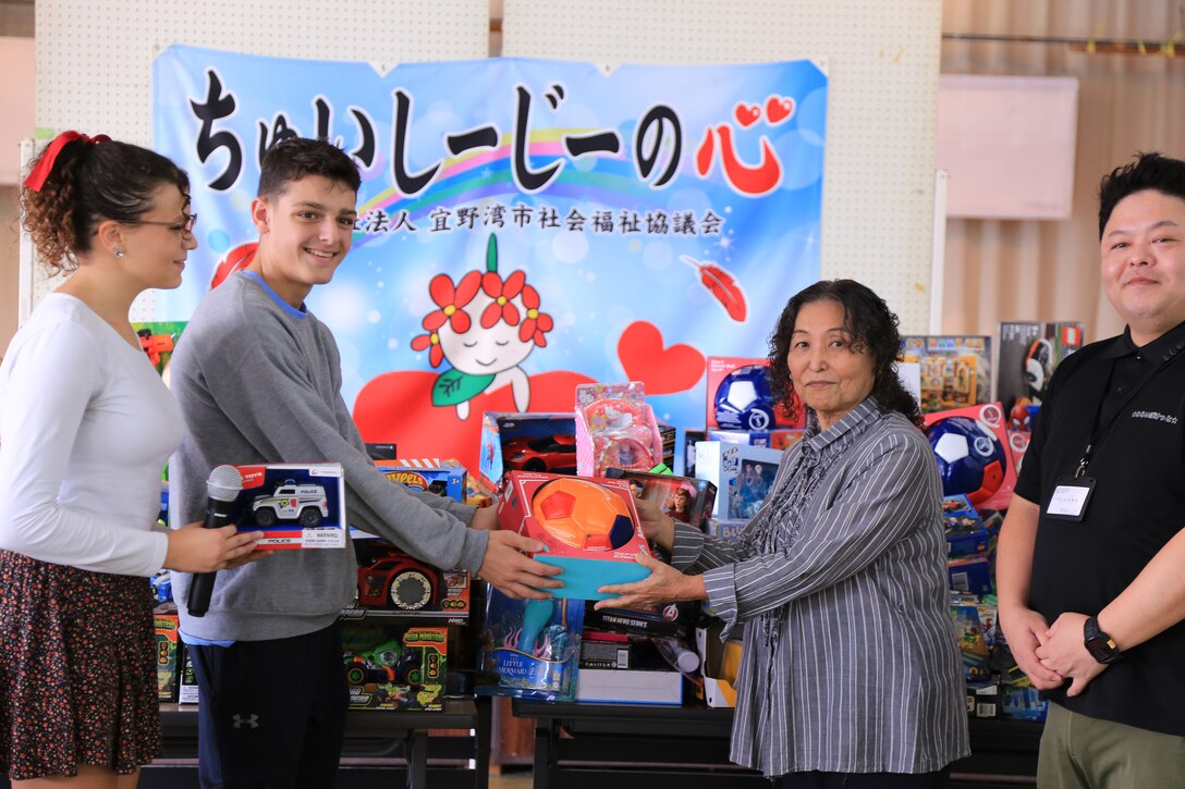 １２月１４日、米国防省教育部（DoDEA）クバサキ高校のJROTC（高校生に向けた予備役将校訓練課程）に所属するカデッツと呼ばれる士官の候補生たちが宜野湾市社会福祉センターにおもちゃを５００個寄贈しました。