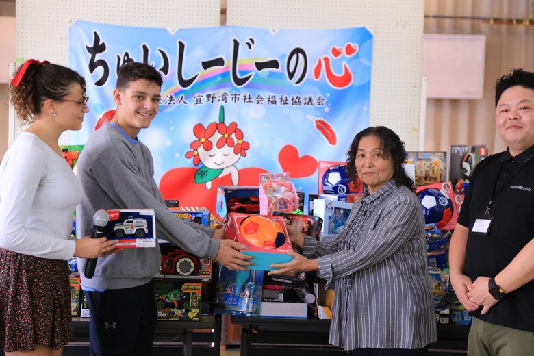 １２月１４日、米国防省教育部（DoDEA）クバサキ高校のJROTC（高校生に向けた予備役将校訓練課程）に所属するカデッツと呼ばれる士官の候補生たちが宜野湾市社会福祉センターにおもちゃを５００個寄贈しました。