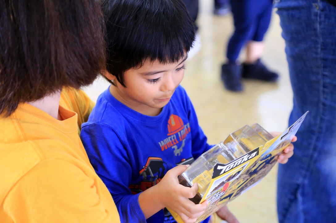 １２月１４日、米国防省教育部（DoDEA）クバサキ高校のJROTC（高校生に向けた予備役将校訓練課程）に所属するカデッツと呼ばれる士官の候補生たちが宜野湾市社会福祉センターにおもちゃを５００個寄贈しました。